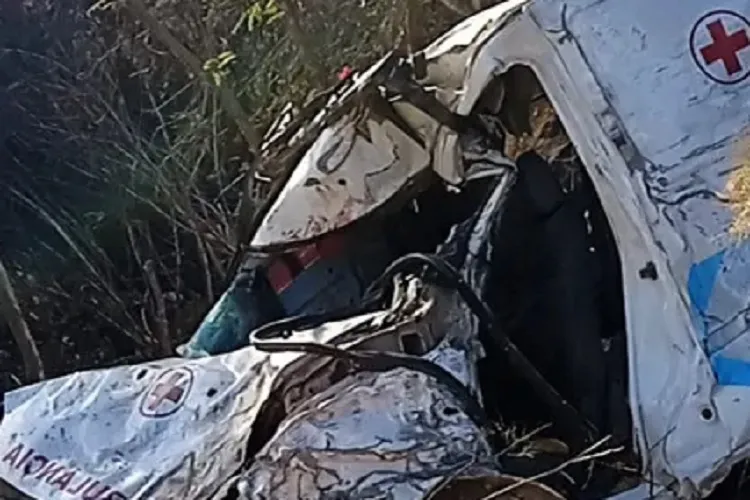 Mãe e filha morrem em acidente entre ambulância e carreta na Chapada Diamantina