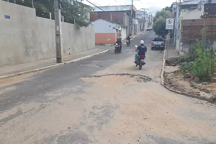 Brumado: Sem manutenção da prefeitura, buraco gera transtornos na Avenida Dr. Guilherme Dias