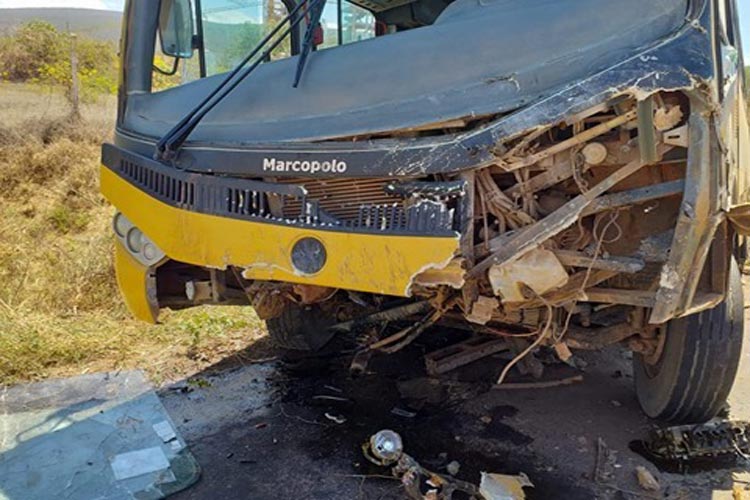 Ituaçu: Homem morre ao colidir veículo com ônibus escolar que transportava alunos para o Enem