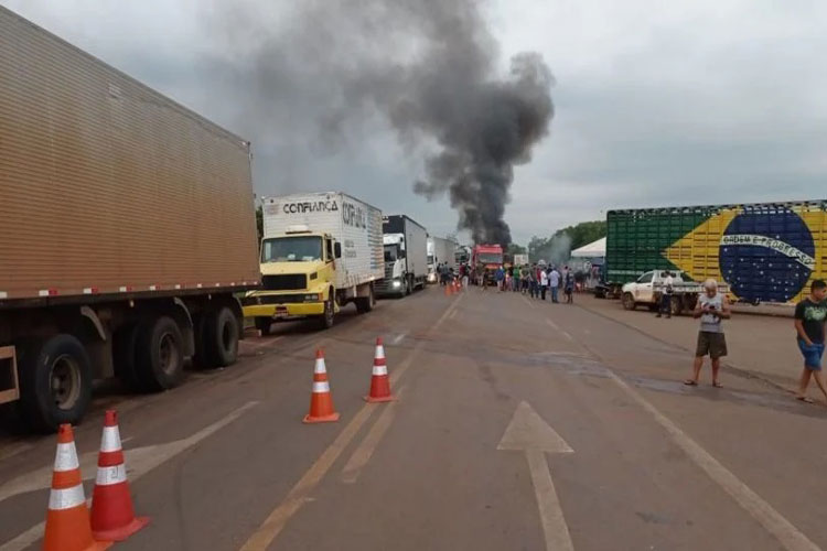 Caminhoneiros voltam a bloquear rodovias em ao menos três estados