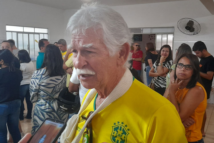 Vestido com a camisa do Brasil, prefeito de Brumado espera consolidar o fim da esquerda