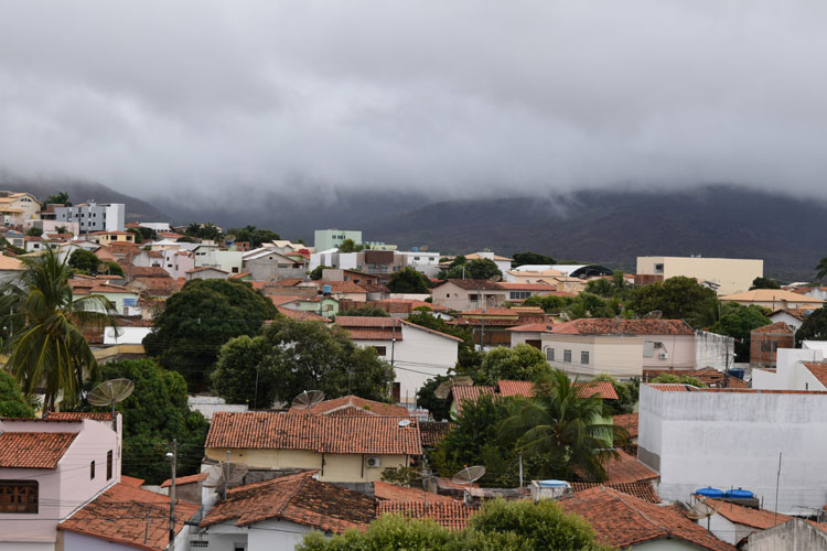 Névoa intensa se forma sobre a cidade de Brumado durante a madrugada