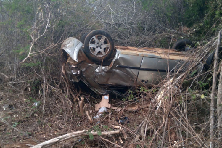 Caetité: Motorista e três passageiros ficam feridos após carro capotar na BR-030