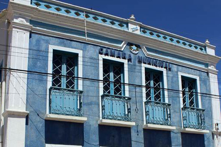 Câmara Municipal de Ituaçu abre quatro vagas com salários de até R$ 2.130,00