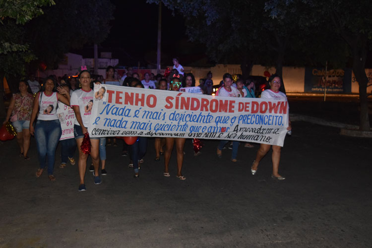 Mesmo no apagão, grupo de pais realiza passeata em alusão ao dia da síndrome de down em Brumado