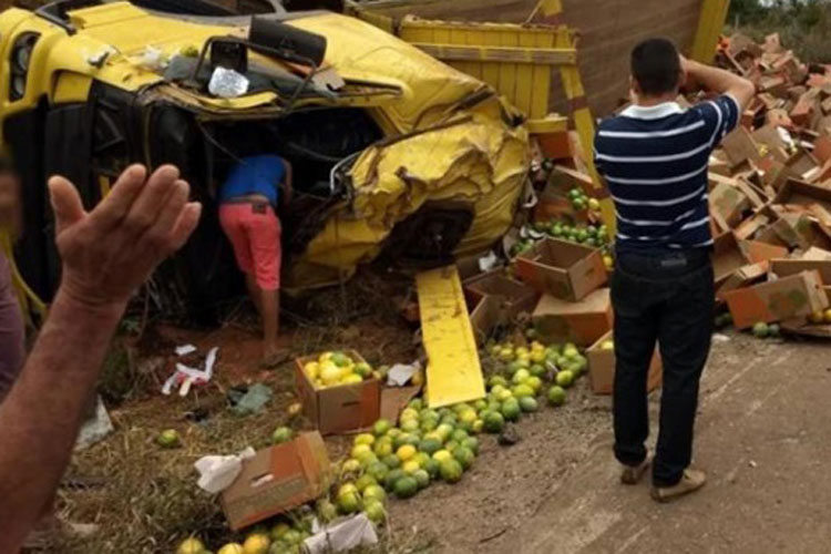 Caminhão carregado com maracujá tomba em curva na BR-030 em Caetité