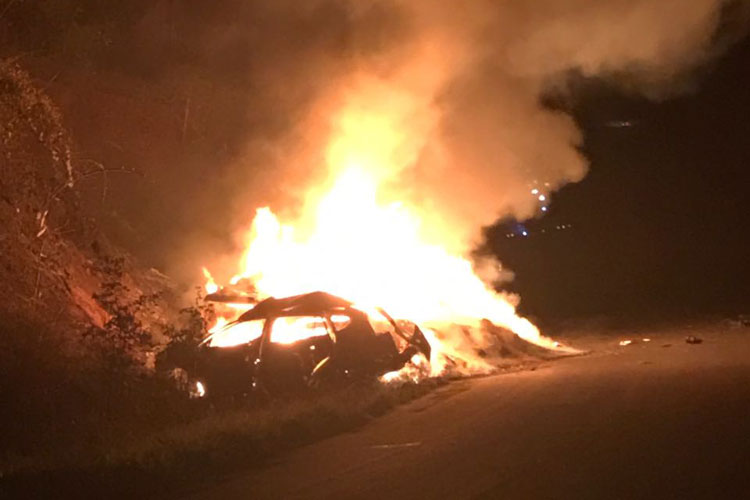 Caminhão e carro de passeio pegam fogo em acidente na BR-030 entre as cidades de Caetité e Brumado