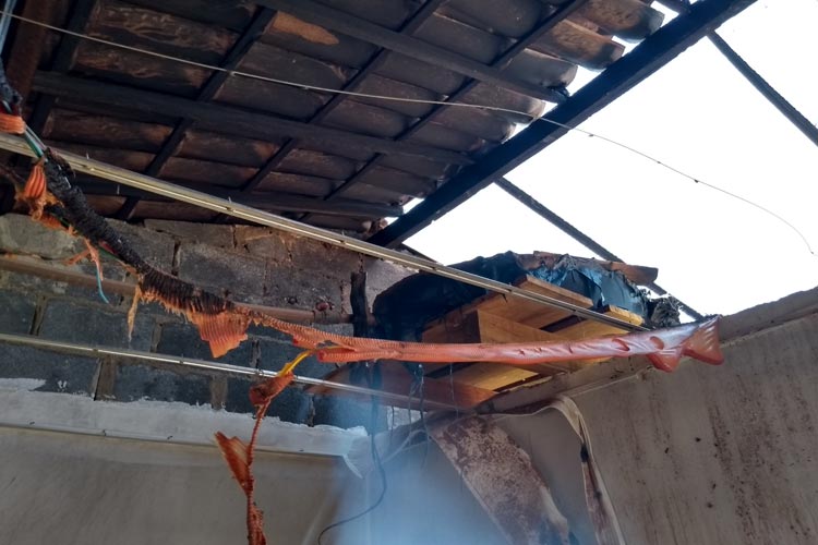 Brumado: Casa pega fogo no início da manhã no Brisas I; populares apagam fogo com baldes d'água