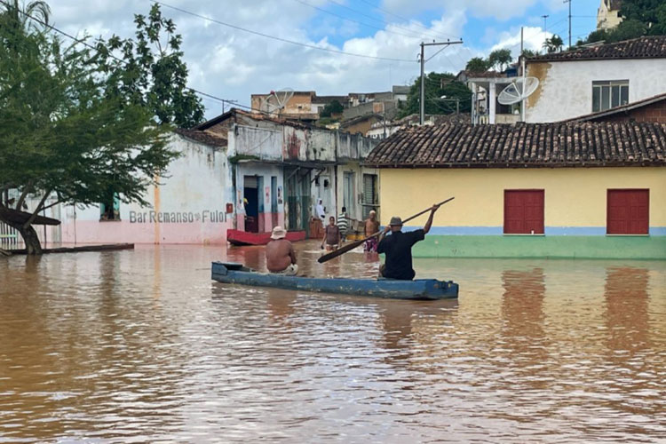 Itapebi faz alerta de possível enchente e moradores devem deixar casas