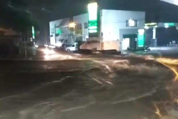 Forte chuva alaga ruas e invade casas em Vitória da Conquista