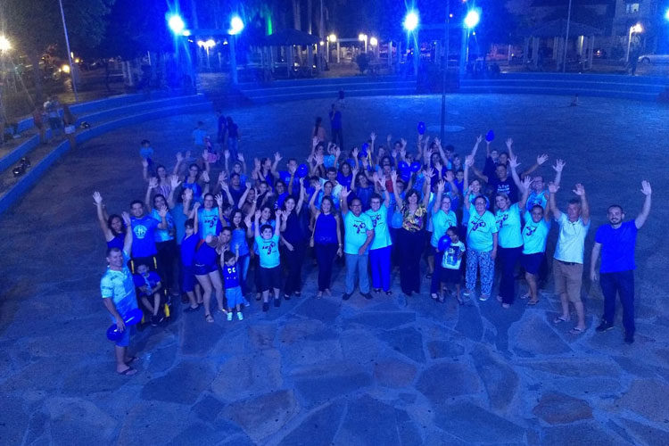 Dia do Autismo é lembrado com abraço azul na Praça Coronel Zeca Leite em Brumado