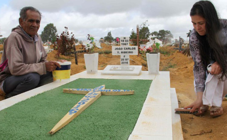 Vitória da Conquista: Sem vagas, prefeitura retira mais de 400 corpos de cemitério e gera revolta