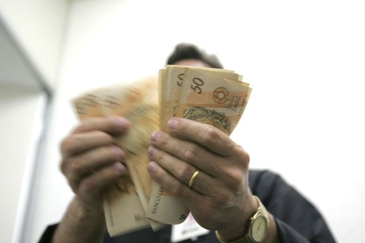 Governo sanciona aumento do salário mínimo de 937 para 979 reais