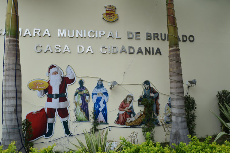 Brumado: Praça da Câmara recebe ornamentação para festejos de final de ano