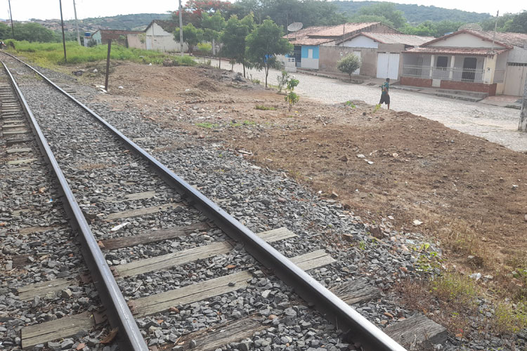 Brumado: Desacreditados com a política local, moradores rateiam capina de linha férrea