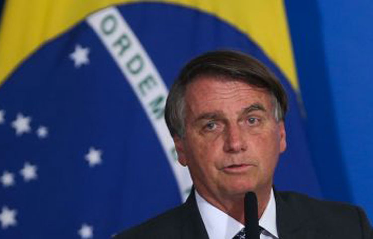 Jair Bolsonaro promete manter zerados impostos federais de combustíveis