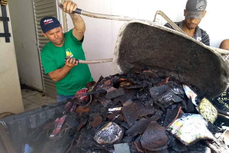 Brumado: Casa pega fogo no início da manhã no Brisas I; populares apagam fogo com baldes d'água