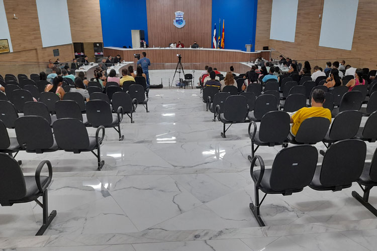 Brumado: Escola integral e doação de terreno para hospital dominam debates em sessão legislativa