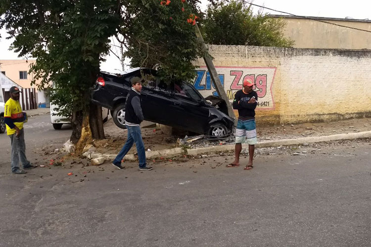 Motorista perde controle de carro e veículo fica preso entre árvore e poste em Conquista