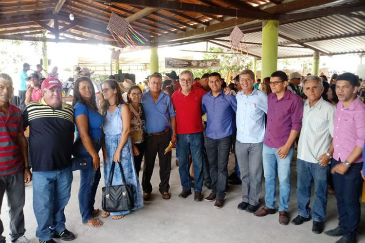 Malhada de Pedras: Waldenor e Zé Raimundo marcam presença na Feira da Agricultura Familiar