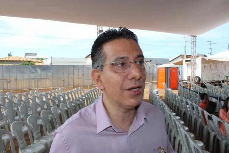 Prefeito pede 'esmola' à Coelba para levar água à comunidade rural em Paramirim