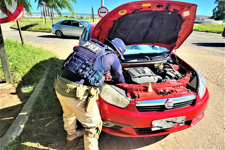 PRF recupera carro roubado circulando com placas clonadas em Vitória da Conquista