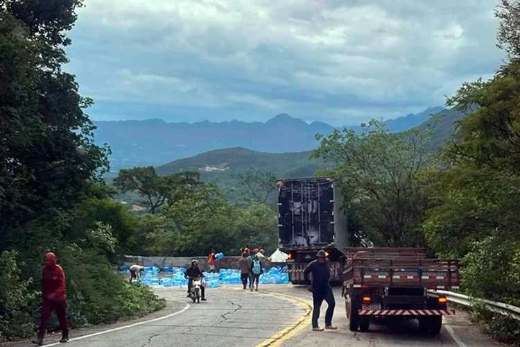 Acidente com caminhão carregado com água é registrado na Serra das Almas