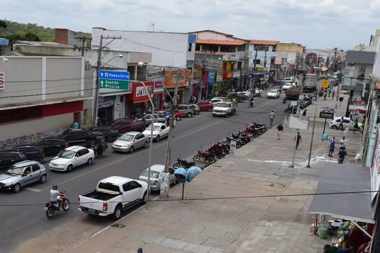 Idosa de Aracatu é detida após furtar celular dentro de loja no centro comercial de Brumado