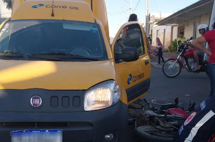 Acidente com veículo dos Correios deixa mulher com fratura exposta em Guanambi