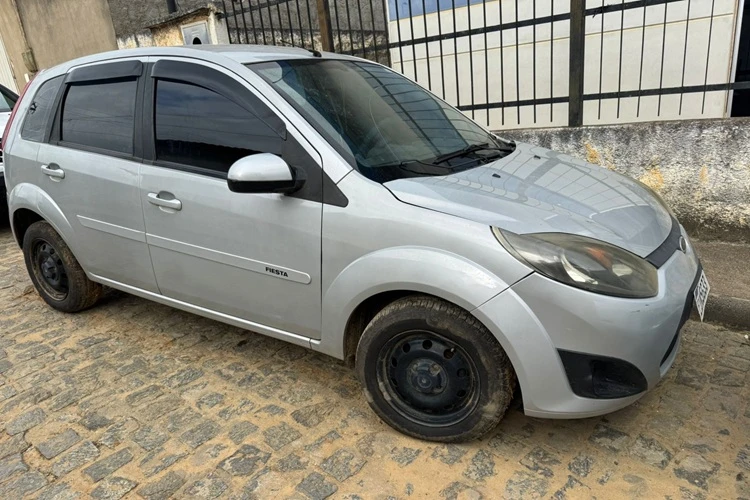 Veículo roubado em Vitória da Conquista é recuperado em área de mata em Iguaí