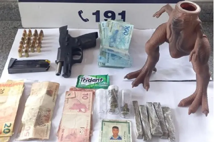 PRF apreende maconha dentro de dinossauro de brinquedo na BR-116 em Jequié