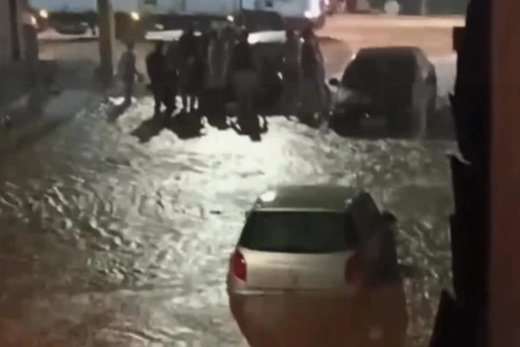 Chuva forte provoca enxurradas, alagamentos e danos em vias de Macaúbas