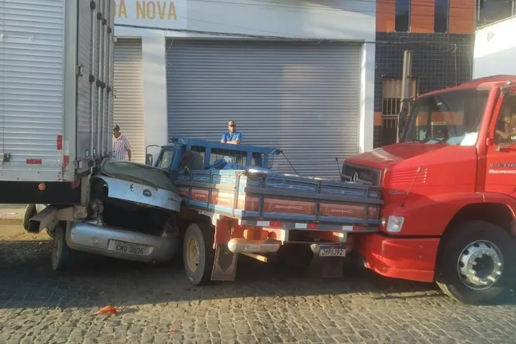 Caminhão desce avenida desgovernado e atinge três veículos em avenida de Caetité