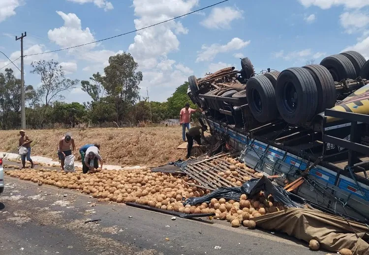 Homem morre após batida entre carro e caminhão no oeste da Bahia