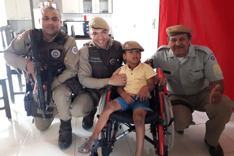 Barra da Estiva: Criança realiza sonho e recebe cadeira de rodas da Polícia Militar