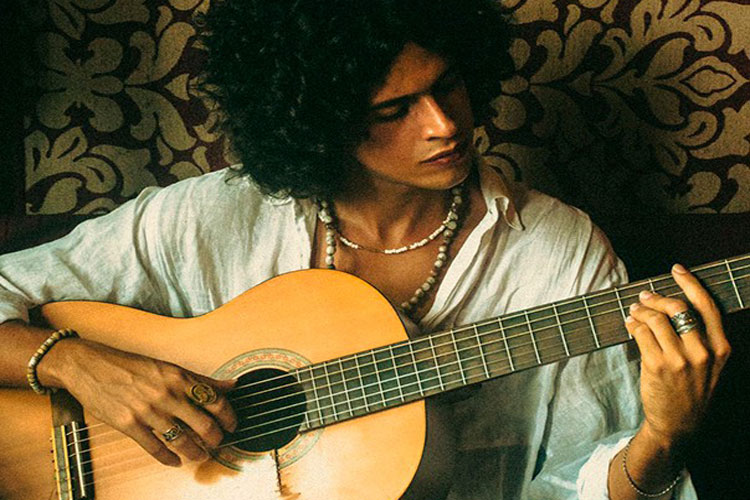 Brumadense Rodrigo Lelis vive Caetano Veloso em filme sobre Gal Costa