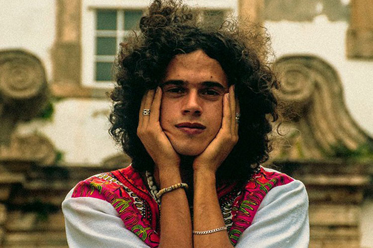 Brumadense Rodrigo Lelis vive Caetano Veloso em filme sobre Gal Costa