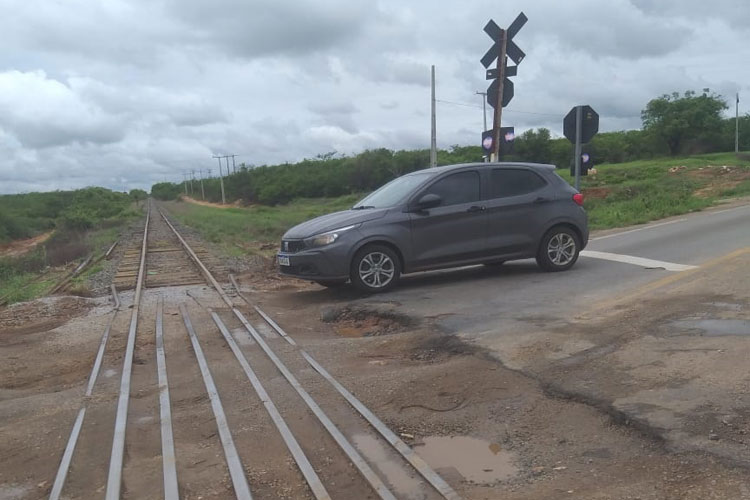 Brumado: Motoristas denunciam buracos e risco de acidente na linha férrea na BR-030