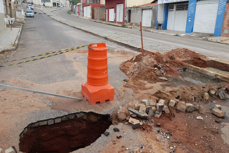 Brumado: Esgotos estourados interditam Avenida João Paulo I; 'cidade sem comando', diz morador