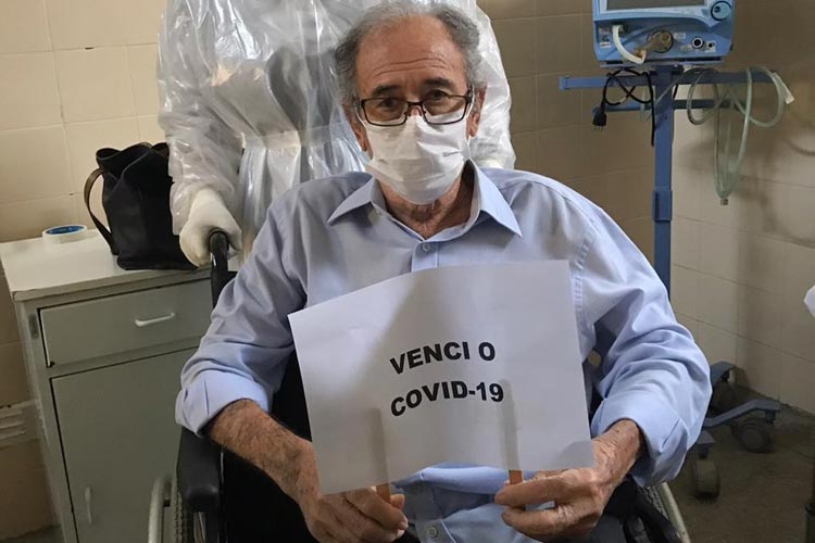 Caculé: Idoso de 84 anos deixa hospital em Vitória da Conquista após se curar da Covid-19