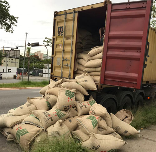 Polícia apreende 142 kg de cocaína em sacos de café