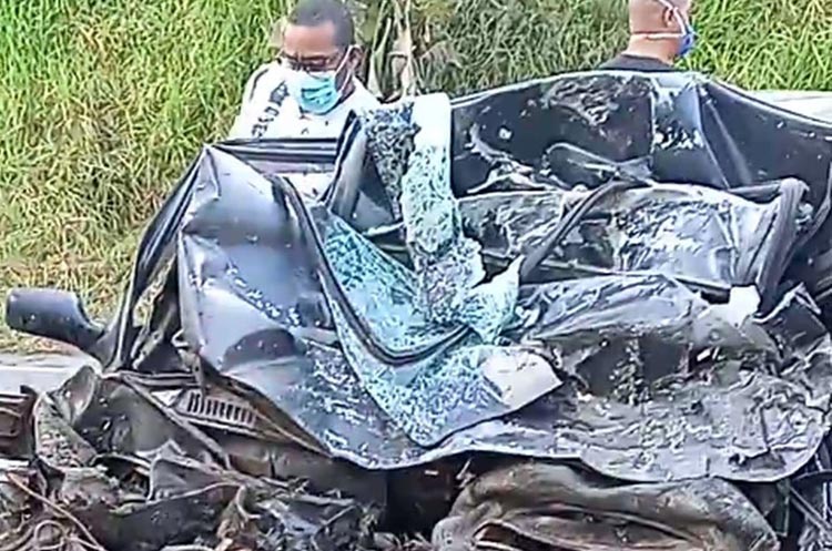 Batida frontal entre carro e caminhão deixa dois mortos em rodovia do sul da Bahia