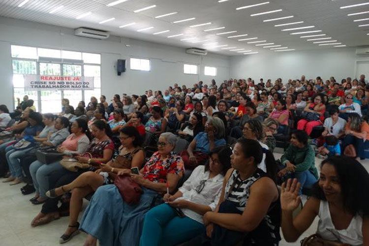 Greve dos professores deixa mais de 11 mil alunos sem aulas em Guanambi