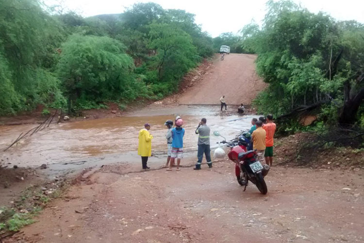 Brumado: Moradores do Jacaré e adjacências ficam ilhados com cheia de rio