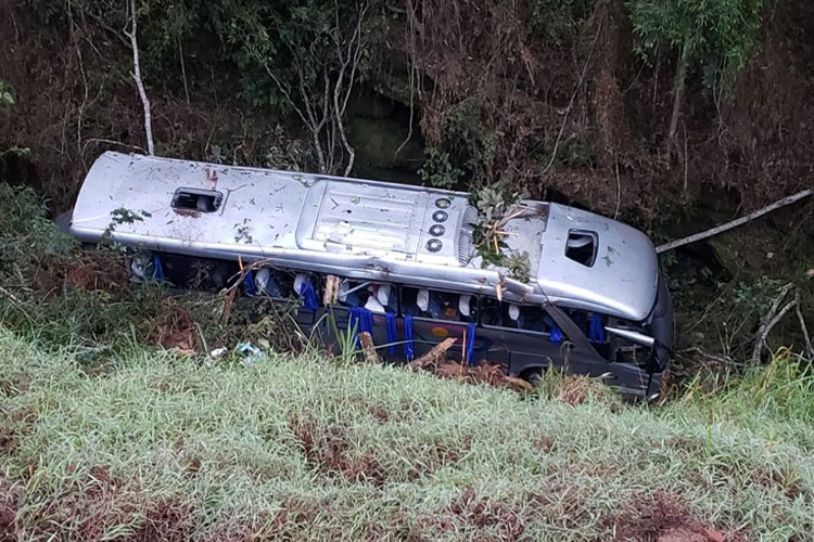 Acidente com ônibus fretado deixa 2 mortos e 34 feridos em Minas Gerais