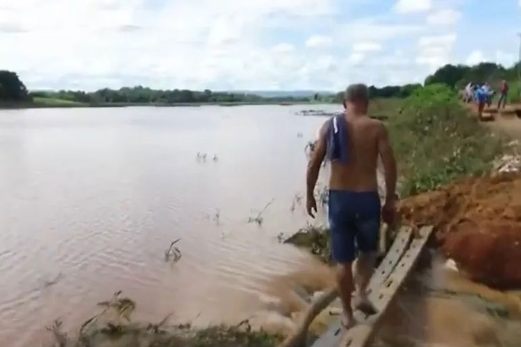 Três mil famílias ficam isoladas após barragem transbordar em Angical