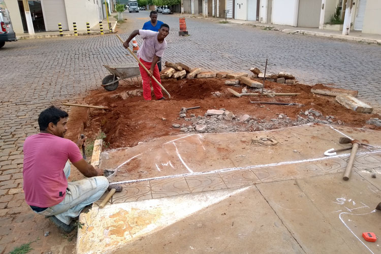 Brumado: Prefeitura inicia instalação de rotatória na Praça Wenceslau Araújo