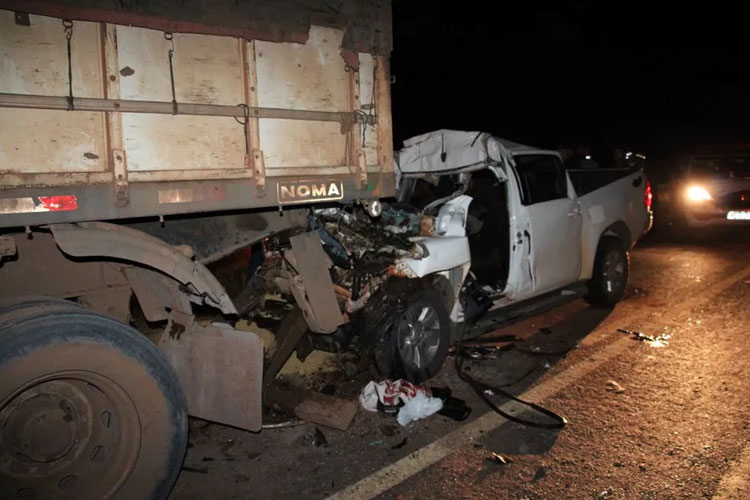 Homem morre após bater carro contra caminhão parado na BR-020 no oeste da Bahia