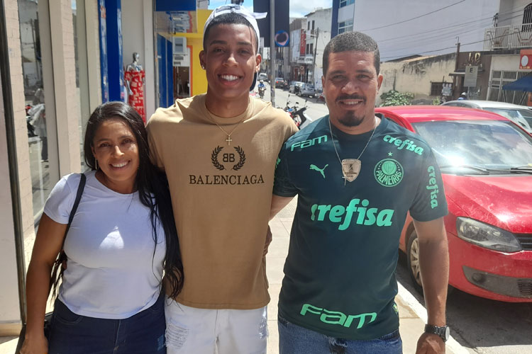 De férias em Brumado, lateral do Palmeiras fala de sonho de jogar a copa do mundo 2026