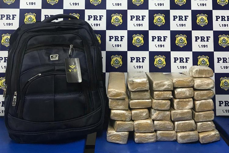 Homem é preso após transportar mais de 10 Kg de maconha dentro de ônibus em Vitória da Conquista